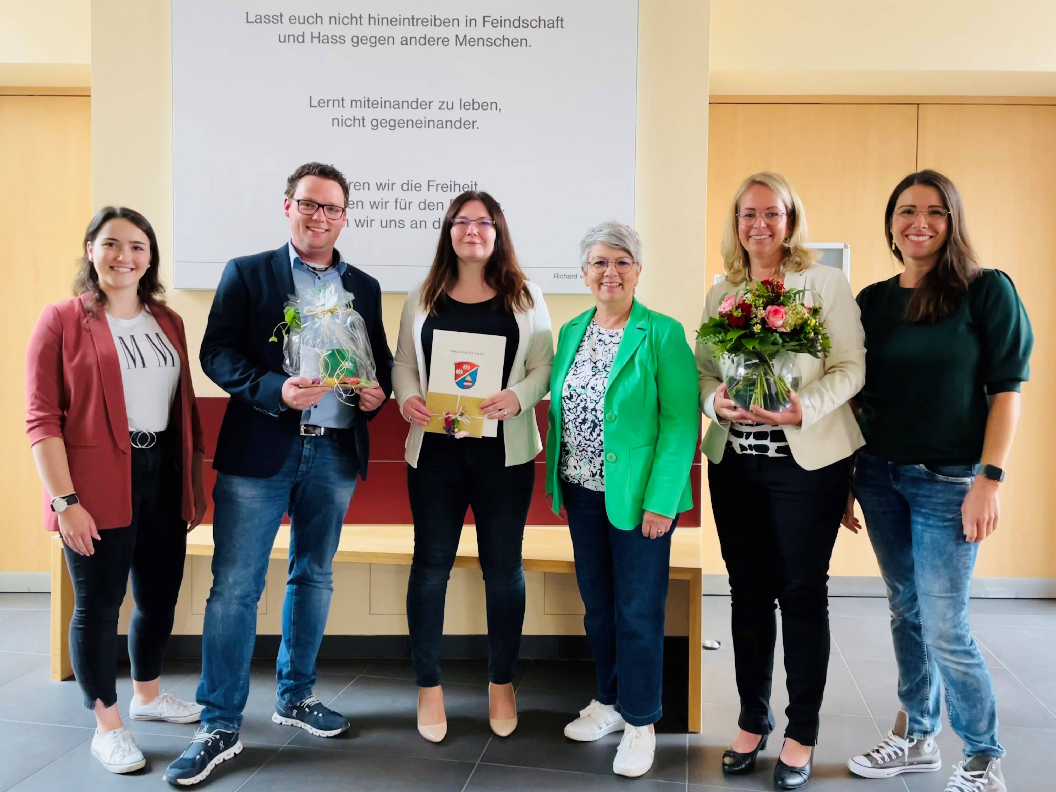 Seit 25 Jahren ist Carolin Schaaf (Dritte von links) in der Verwaltung der Alsfelder Geschwister-Scholl-Schule tätig. Gratulationen und Geschenke zum Dienstjubiläum gab es dafür von Anna Velten (Haupt- und Personalamt des Vogelsbergkreises), Matthias Röse (Leiter des Amtes für schulische Bildung und Betreuung), Elke Diehl (Personalrat), Anne Christ (Schulleiterin) und Ina Renker als Vertreterin des Personalrats der Geschwister-Scholl-Schule (von links). 