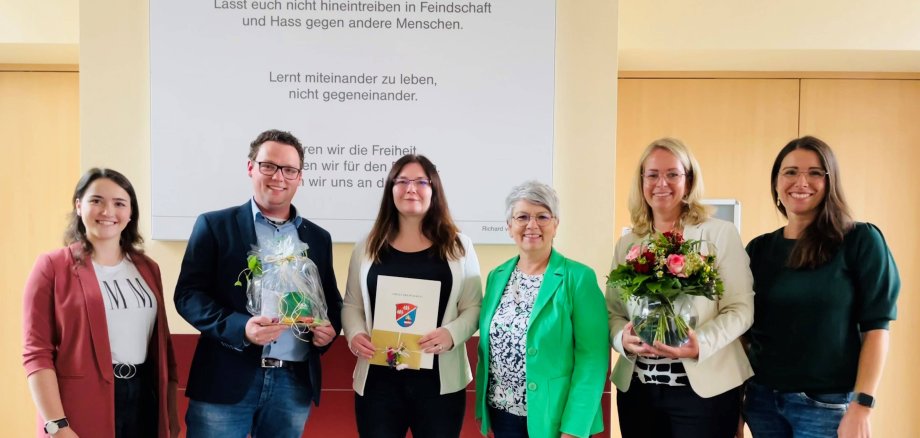 Seit 25 Jahren ist Carolin Schaaf (Dritte von links) in der Verwaltung der Alsfelder Geschwister-Scholl-Schule tätig. Gratulationen und Geschenke zum Dienstjubiläum gab es dafür von Anna Velten (Haupt- und Personalamt des Vogelsbergkreises), Matthias Röse (Leiter des Amtes für schulische Bildung und Betreuung), Elke Diehl (Personalrat), Anne Christ (Schulleiterin) und Ina Renker als Vertreterin des Personalrats der Geschwister-Scholl-Schule (von links). 