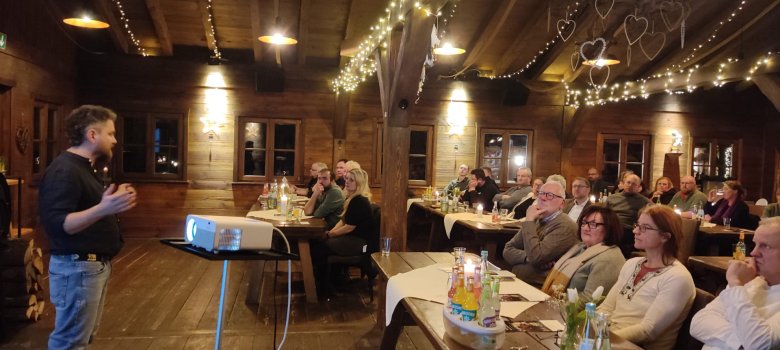 Thassilo Görgen, Projektkoordinator der Ökomodell-Region Vogelsberg, bei seinem Vortrag.