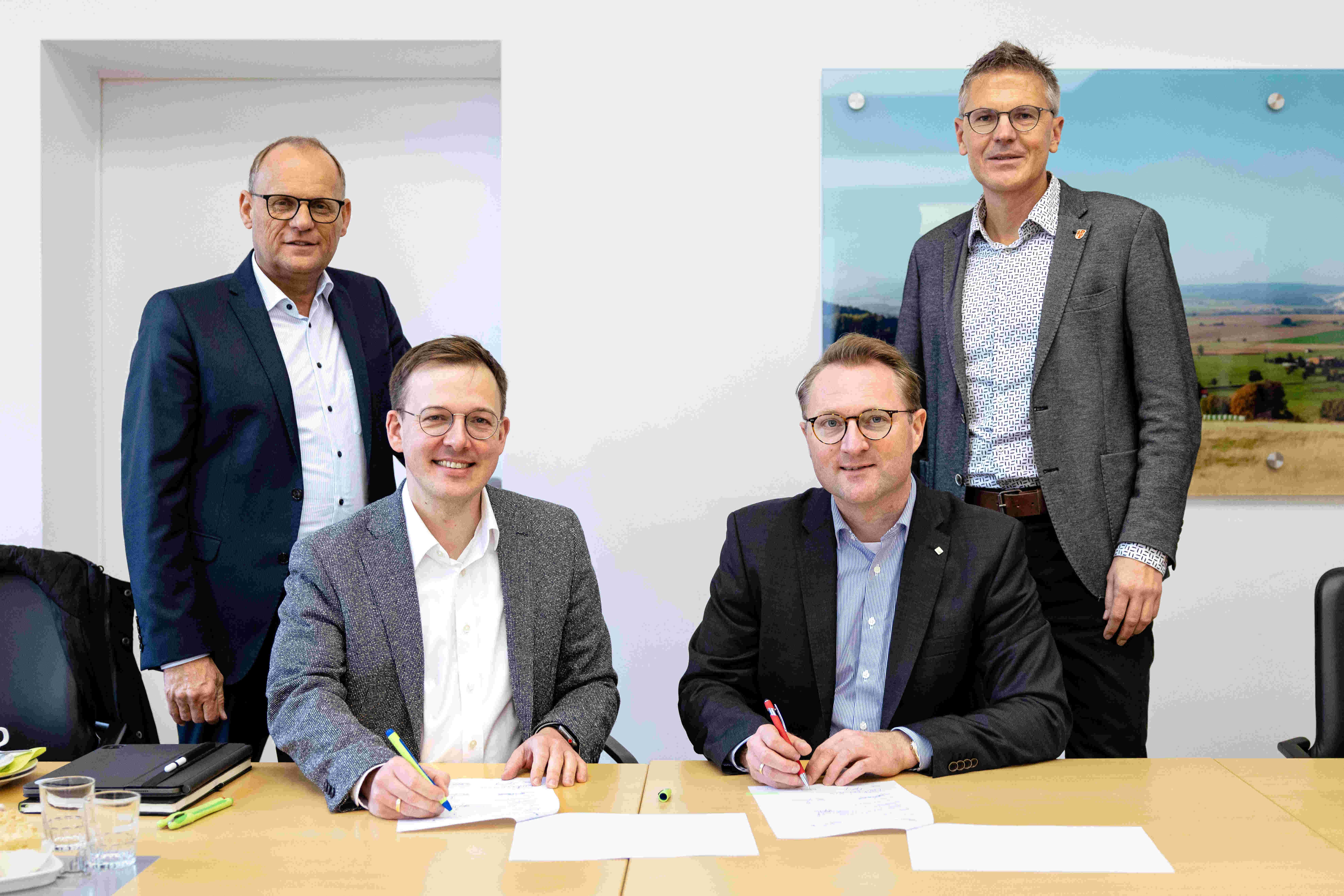 Von links: Fuldas Bürgermeister Dag Wehner sowie die Ersten Kreisbeigeordneten Frederik Schmitt (Fulda), Dr. Jens Mischak (Vogelsbergkreis) und Dirk Noll (Hersfeld-Rotenburg) unterzeichnen den entsprechenden Vertrag.