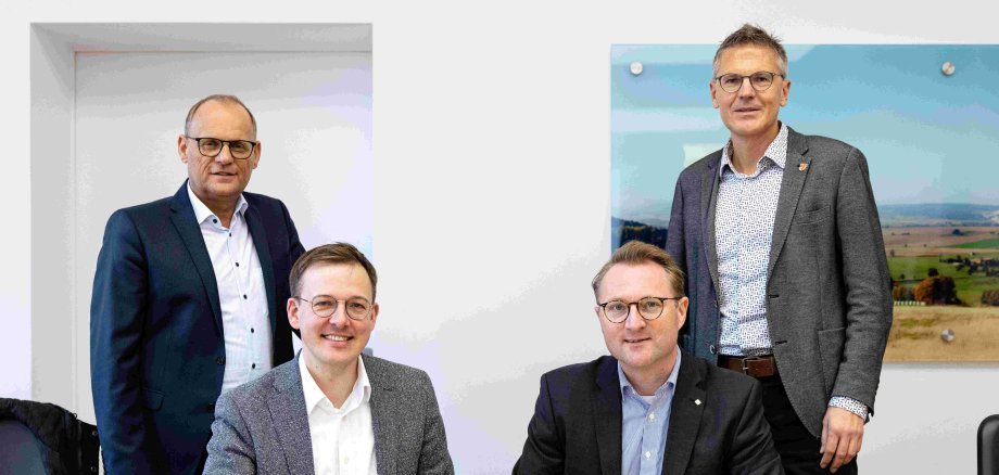Von links: Fuldas Bürgermeister Dag Wehner sowie die Ersten Kreisbeigeordneten Frederik Schmitt (Fulda), Dr. Jens Mischak (Vogelsbergkreis) und Dirk Noll (Hersfeld-Rotenburg) unterzeichnen den entsprechenden Vertrag.