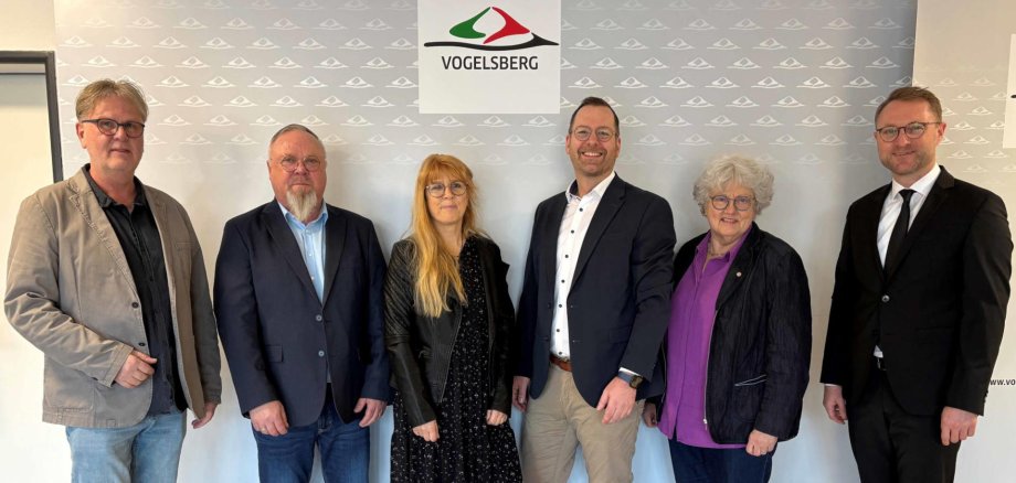 Blickten gemeinsam auf ein erfolgreiches Vierteljahrhundert mit der AG 78 zurück: Landrat Dr. Jens Mischak, Gerhild Hoos-Jacob, stellvertretender Vorsitzender Christian Kornmann, Vorsitzende Conny Seim-Eichenauer, Peter Pfeiffer und Helmut Benner (von rechts).