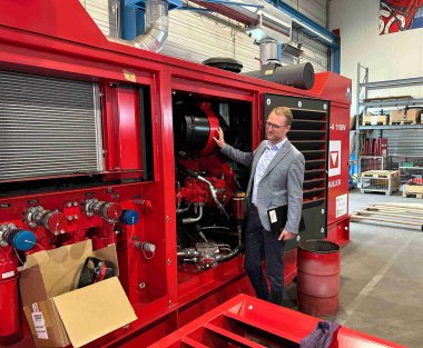 Moderne Technik: Ein Aggregat für eine Vibrationsramme. Ein großer Dieselmotor in einem roten Gehäuse ist auf dem Foto zu sehen.