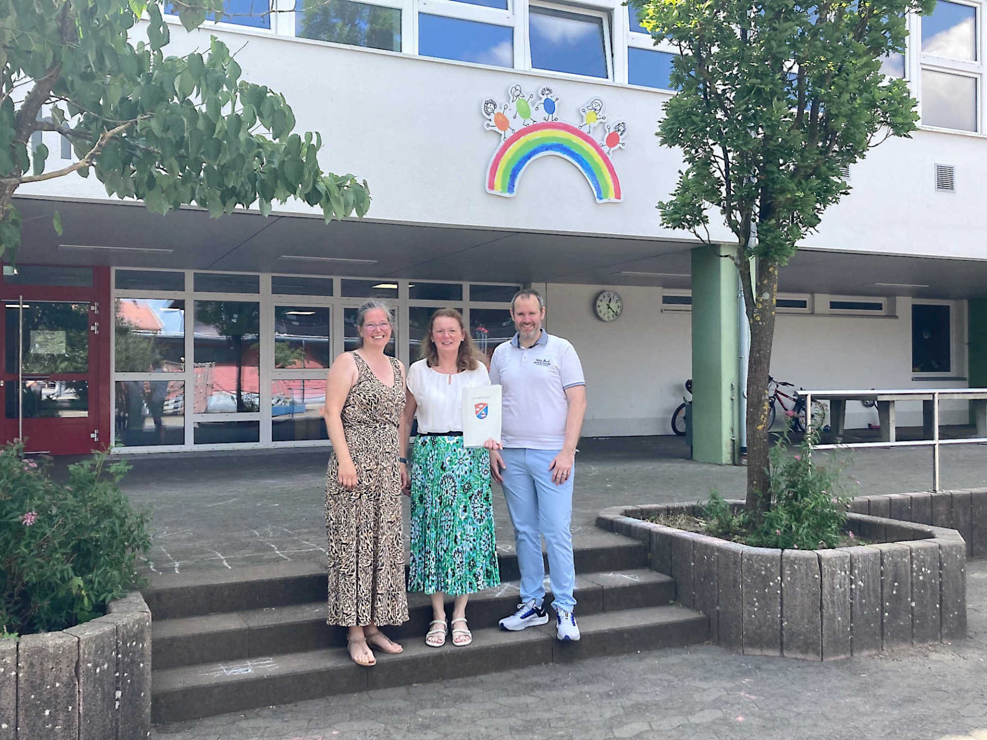 Regina Eurich (Mitte) wurde von Melanie Ahne, stellvertretende Haupt- Personalamtsleitung, und Dominik Günthner, Schulleiter der Freiherr-vom-Stein Schule in Herbstein, in den Ruhestand verabschiedet.