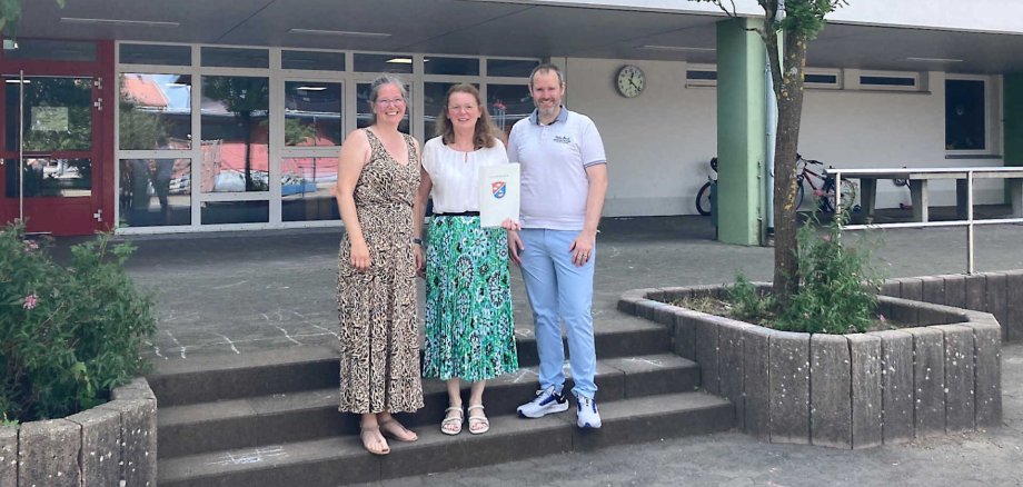 Regina Eurich (Mitte) wurde von Melanie Ahne, stellvertretende Haupt- Personalamtsleitung, und Dominik Günthner, Schulleiter der Freiherr-vom-Stein Schule in Herbstein, in den Ruhestand verabschiedet.