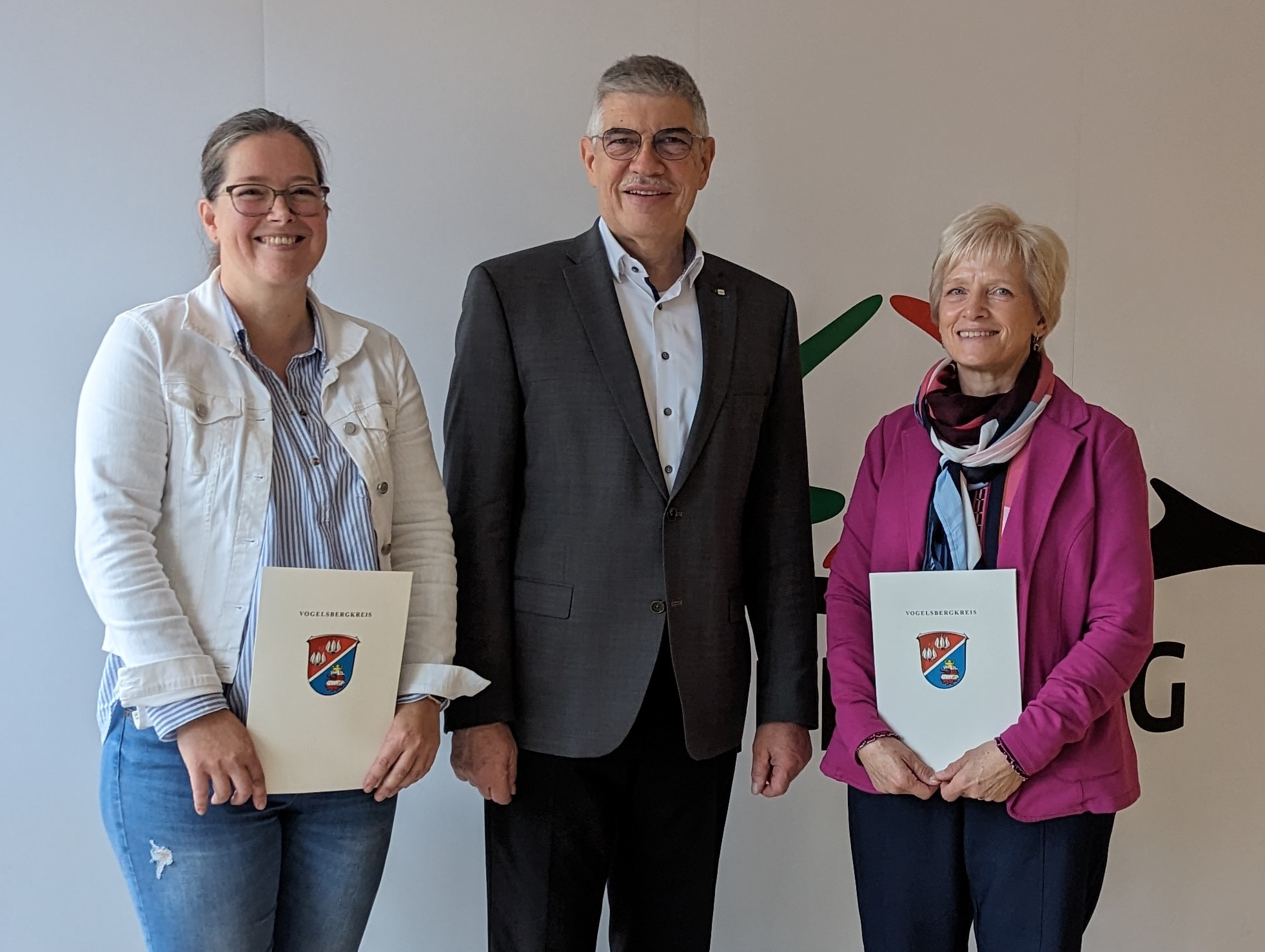 Landrat Manfred Görig gratuliert Sabine Erbes (rechts) aus dem Amt für Veterinärwesen, Verbraucherschutz und Ordnungsangelegenheiten (AVVO) zum 40-jährigen Dienstjubiläum. Melanie Ahne vom Haupt- und Personalamt wird für 25 Jahre Dienst beim Vogelsbergkreis geehrt.