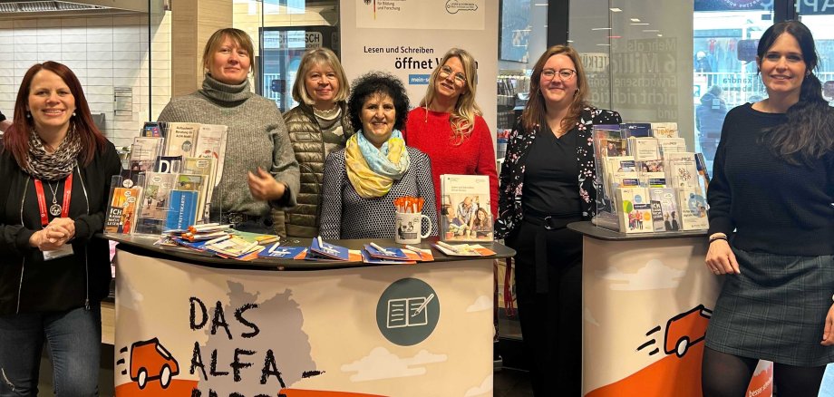 Halima Bouaich (Mitte) hat nie eine Schule besucht, erst spät hat sie lesen und schreiben gelernt, heute ist sie Lernbotschafterin des Alfa Mobils. Gemeinsam mit Jennifer Curlett, Maria Kesselhut und Tilla Lotz (Zweite, Dritte und Vierte von rechts) von der Volkshochschule und dem Team des Alfa Mobils hat sie in Alsfeld Menschen motiviert, es ihr gleich zu tun und sich zum Deutschkurs anzumelden.