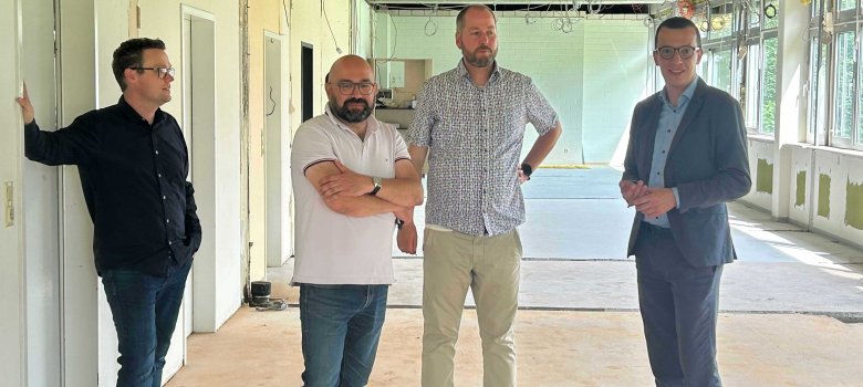 Hier muss noch saniert werden: Schuldezernent Patrick Krug mit Stufenleiter Sebastian Birx und den beiden Amtsleitern Stefan Schmidt und Matthias Röse (von rechts).