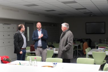 Landrat Manfred Görig (von rechts), gemeinsam mit Sebastian Birx und Johannes Altmannsberger, Leiter pädagogische Unterstützung beim staatlichen Schulamt Gießen, beim Rundgang durch den neuen Trakt.