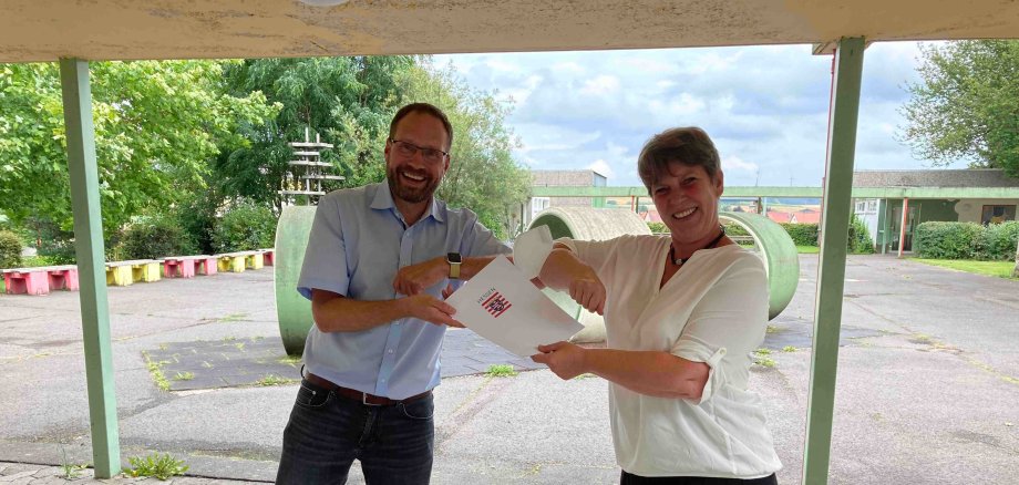 Schulamtsdirektor Johannes Altmannsberger überreicht Annette Meißner-Ernst die Ernennungsurkunde.
