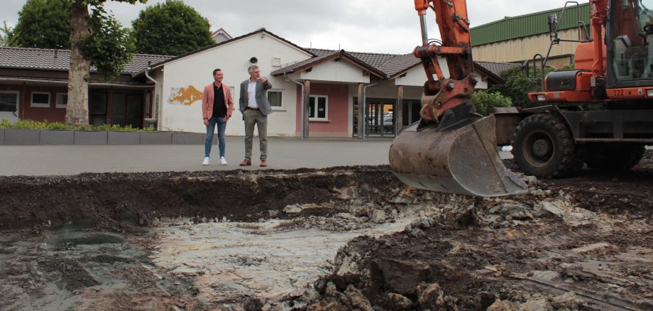 Angelo Müller, Schulleiter der Gerhart-Hauptmann-Schule (links) und Landrat Manfred Görig kurz nach Baubeginn des zweiten Abschnitts der Schulhofsanierung. Etwas mehr als 3.400 Quadratmeter Fläche stehen den Grundschülerinnen und -schülern bald wieder zur Verfügung. 