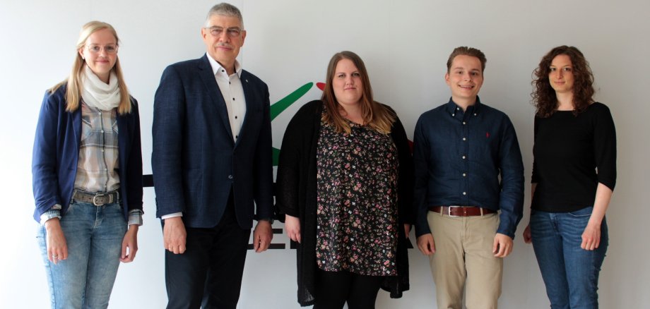 Landrat Manfred Görig (Zweiter von links) gratulierte gemeinsam mit Ausbildungsleiterin Ann-Katrin Bender (links) und der Betreuerin der Studenten, Lisa Schlitt (rechts), den beiden Absolventen des dualen Studiums zum Sozialverwaltungswirt, Sina Zielenbach und Patrick Reinsch. 