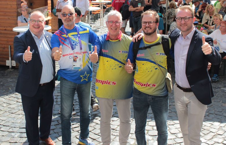 Zufriedene Gesichter: Erster Kreisbeigeordneter Dr. Jens Mischak, Sportkoordinator Dominic Günther, Übersetzer John Pachen, Willy Harms, der Leiter der Delegation aus Curaçao, und Alsfelds Bürgermeister Stephan Paule haben gut lachen, denn das Begegnungsfest am Mittwoch in Alsfeld bildet wahrlich den krönenden Abschluss eines unvergesslichen Besuches.