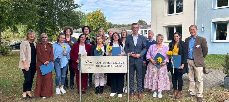 Erster Kreisbeigeordneter und Sozialdezernent Patrick Krug (fünfter von rechts) gratuliert gemeinsam mit Jan Klassert (vierter von rechts), Prokurist und Referent der Geschäftsführung des Kreiskrankenhauses in Alsfeld, sowie Schulleiterin Karen Heipel (links), Schulleiter Thomas Müller (rechts) und Klassenleiterin Kathrin Roth den Absolventinnen und Absolventen im Altenpflegehelfer-Kurs.