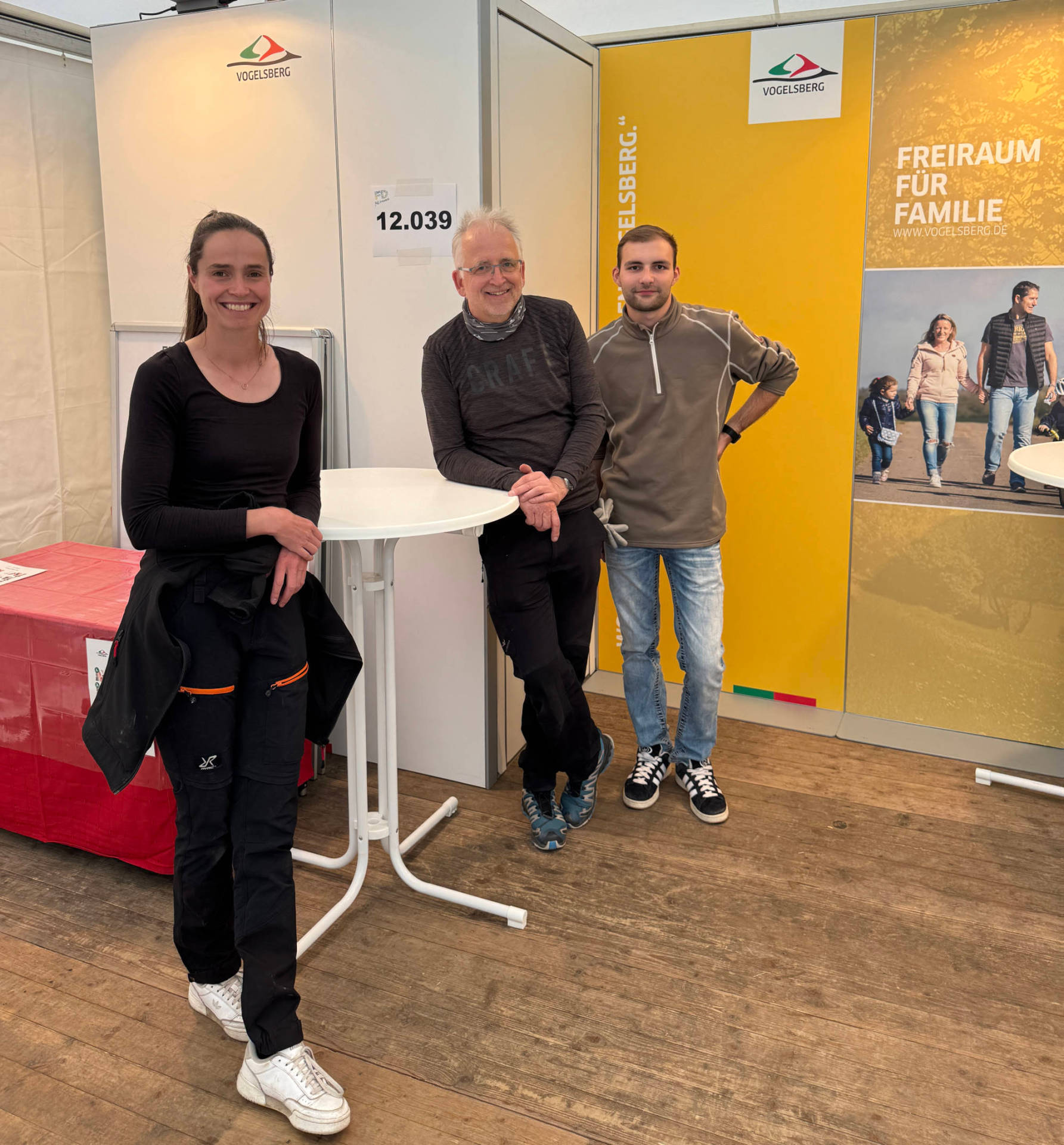 Schon vor Ort und beim Aufbau aktiv: das Team des Vogelsbergkreises – hier zu sehen Kathrin Janisch und Hartmut Greb von der Wirtschaftsförderung mit Auszubildenem Paul-Yannis Kalbfleisch.