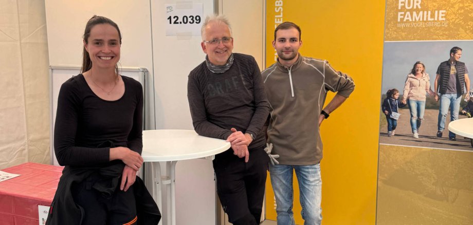 Schon vor Ort und beim Aufbau aktiv: das Team des Vogelsbergkreises – hier zu sehen Kathrin Janisch und Hartmut Greb von der Wirtschaftsförderung mit Auszubildenem Paul-Yannis Kalbfleisch.