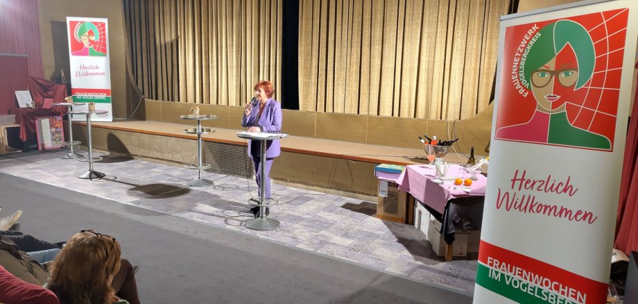 Elisabeth Hillebrand, Beauftragte für Gleichstellung und Integration des Vogelsbergkreises, thematisierte in ihrer Begrüßungsrede die Geschichte der Frauenrechte und des Frauennetzwerks. 