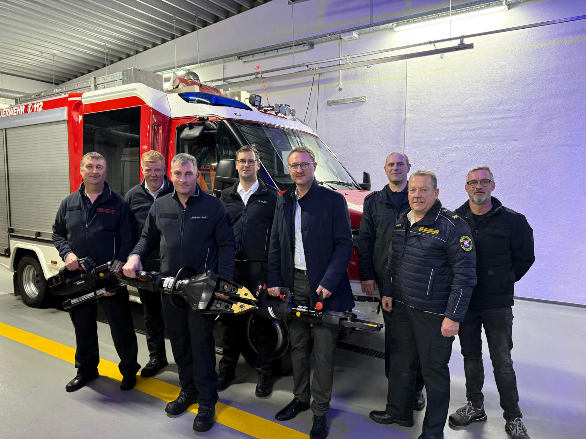 Landrat Dr. Jens Mischak (Vierter von rechts) gemeinsam mit Kreisausbilder TH-VU, Karsten Muth, dem stellvertretenden Leiter des Amts für Gefahrenabwehr des Vogelsbergkreises, Jürgen Schad, Kreisausbilder TH-VU, Andreas Jost, Sachbearbeiter im Amt für Gefahrenabwehr, Marc Filipp, Gemeindebrandinspektor Mario Henning, dem stellvertretenden Kreisbrandinspektor Hubert Helm sowie dem Vorsitzenden der Freiwilligen Feuerwehr Hartmannshain, Stefan Losert.