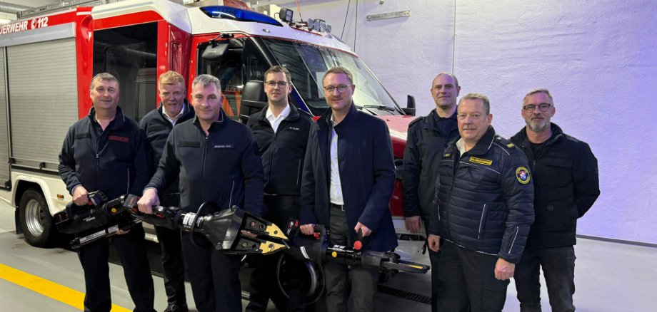 Landrat Dr. Jens Mischak (Vierter von rechts) gemeinsam mit Kreisausbilder TH-VU, Karsten Muth, dem stellvertretenden Leiter des Amts für Gefahrenabwehr des Vogelsbergkreises, Jürgen Schad, Kreisausbilder TH-VU, Andreas Jost, Sachbearbeiter im Amt für Gefahrenabwehr, Marc Filipp, Gemeindebrandinspektor Mario Henning, dem stellvertretenden Kreisbrandinspektor Hubert Helm sowie dem Vorsitzenden der Freiwilligen Feuerwehr Hartmannshain, Stefan Losert.
