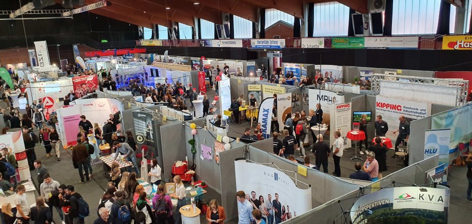 Ein Bild der Ausbildungsmesse in der Alsfelder Hessenhalle aus 2019. Von oben sind viele Besucher und Messestände zu sehen. In diesem Jahr soll die Messe wieder in Präsenz stattfinden.