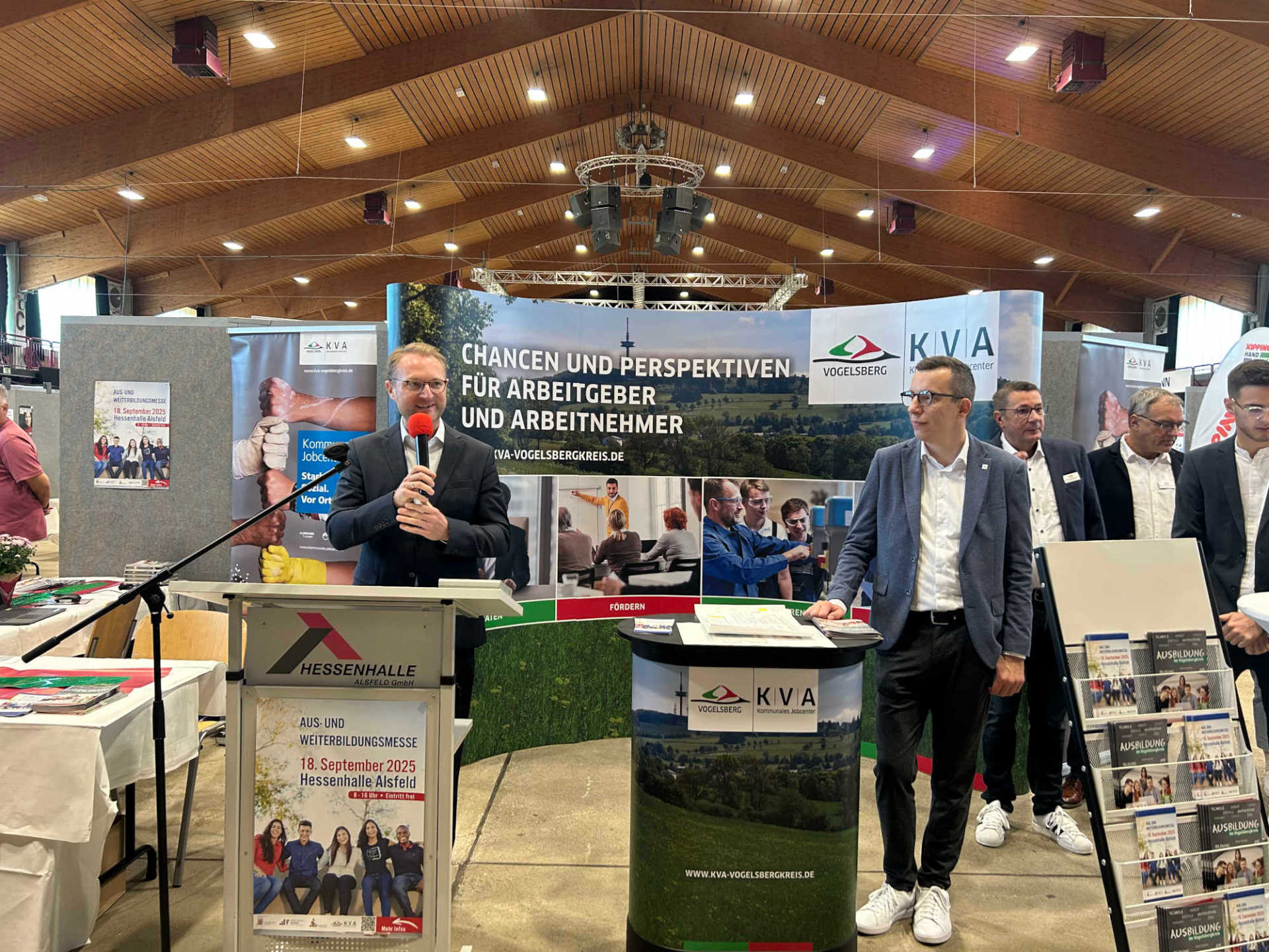 Landrat Dr. Jens Mischak eröffnet die Aus- und Weiterbildungsmesse.
