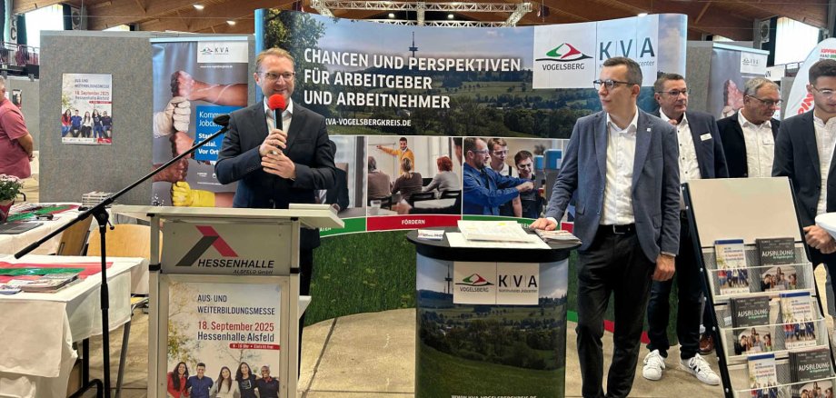 Landrat Dr. Jens Mischak eröffnet die Aus- und Weiterbildungsmesse.