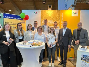 Landrat Dr. Jens Mischak (Zweiter von rechts), Erster Kreisbeigeordneter Patrick Krug (Vierter von links) und Ulrich Schäfer, Leiter des Haupt- und Personalamtes (rechts), am Stand der Kreisverwaltung.