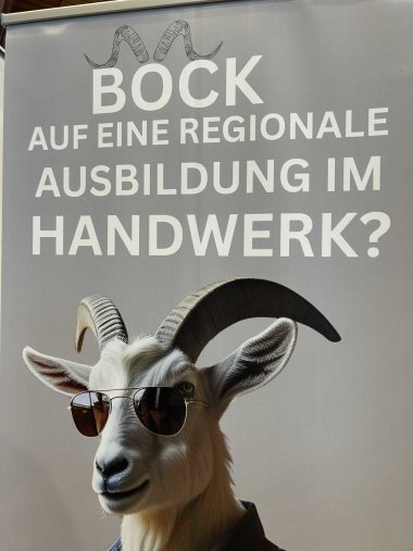 Roll-Up mit einem Bild von einem Ziegenbock mit Sonnenbrille.