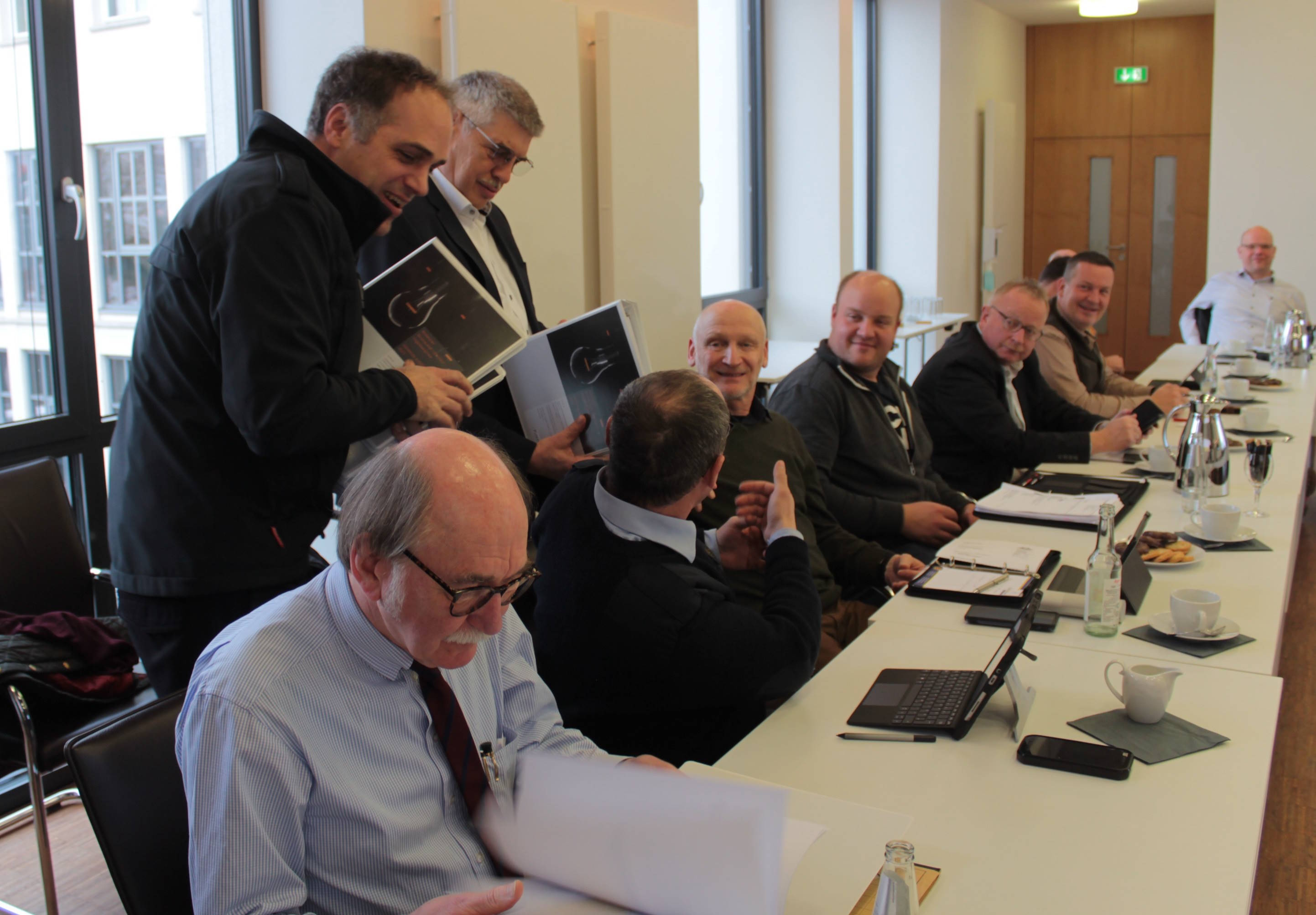 Landrat Manfred Görig (stehend, von rechts), übergibt gemeinsam mit Kreisbrandinspektor Dr. Sven Holland die Notfallpläne an die Bürgermeisterinnen und Bürgermeister.