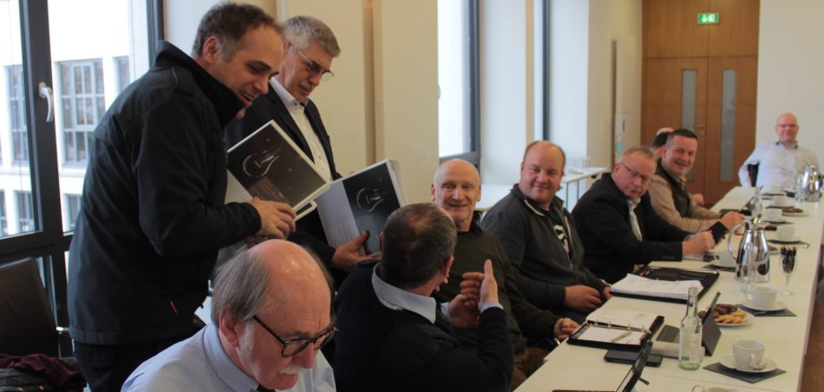 Landrat Manfred Görig (stehend, von rechts), übergibt gemeinsam mit Kreisbrandinspektor Dr. Sven Holland die Notfallpläne an die Bürgermeisterinnen und Bürgermeister.