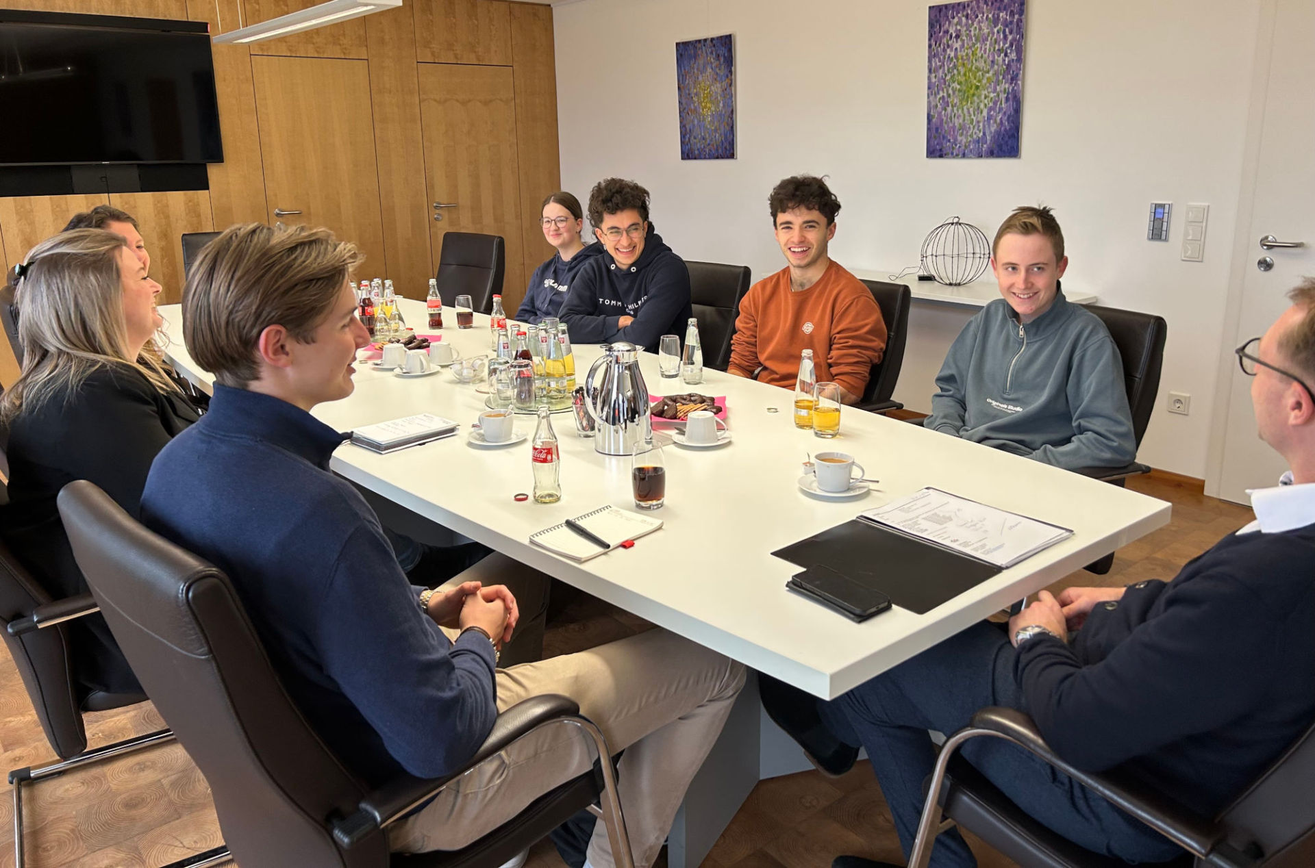 Landrat Dr. Jens Mischak im Austausch mit dem neuen Kreisjugendparlament mit Vorsitzendem Leonhard Loll (links) und Lennart Möller, Moritz Land, Armin Salvatin und Linnea Grün (rechte Seite des Tisches). An der Besprechung nehmen auch Angelina Kuhl und Laura Greil vom Jugendamt teil.