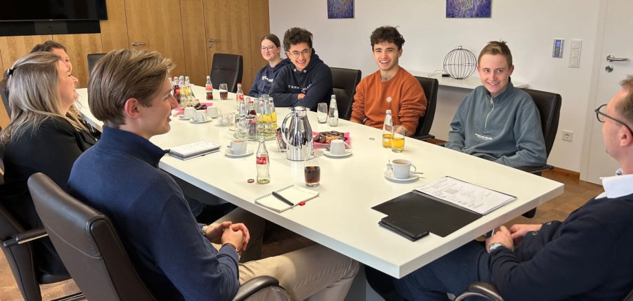Landrat Dr. Jens Mischak im Austausch mit dem neuen Kreisjugendparlament mit Vorsitzendem Leonhard Loll (links) und Lennart Möller, Moritz Land, Armin Salvatin und Linnea Grün (rechte Seite des Tisches). An der Besprechung nehmen auch Angelina Kuhl und Laura Greil vom Jugendamt teil.