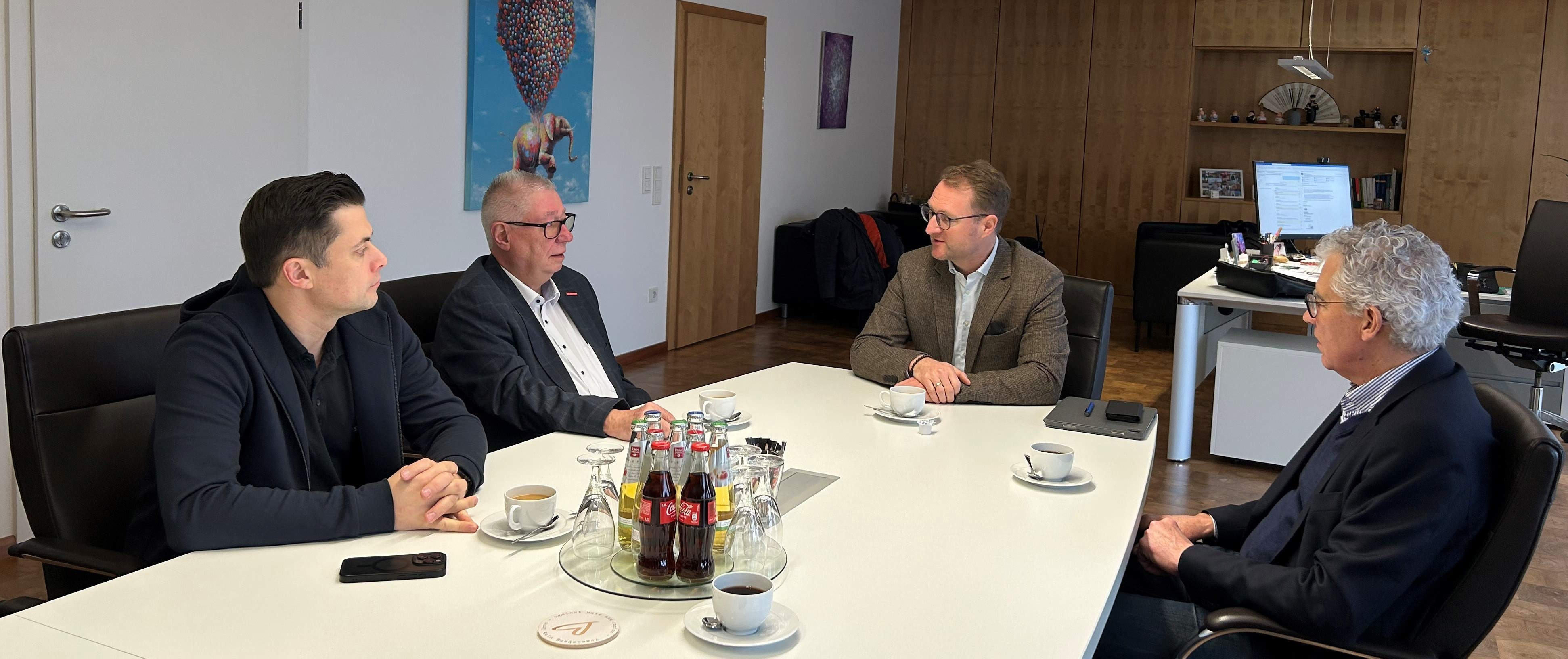 Vier Männer sitzen gemeinsam an einem Konferenztisch. Ein Treffen zwischen Politik und Wirtschaft zu Beginn eines Jahres hat mittlerweile schon Tradition, wie Landrat Dr. Jens Mischak (Zweiter von rechts) gegenüber Torsten Schneider, Vorsitzender des IHK-Regionalausschusses, Kreishandwerksmeister Edwin Giese und Lorenz Kock, dem Leiter des Amtes für Wirtschaft und den ländlichen Raum (von links), betonte.