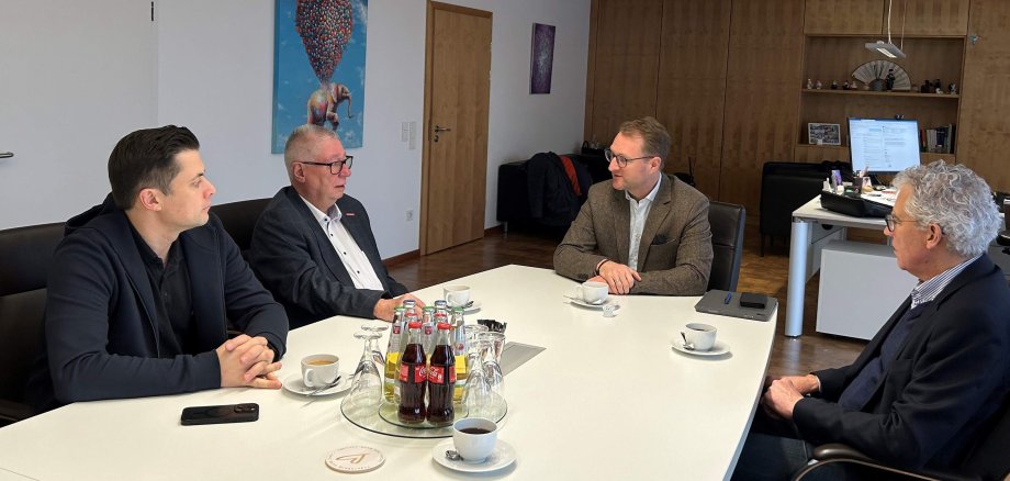 Vier Männer sitzen gemeinsam an einem Konferenztisch. Ein Treffen zwischen Politik und Wirtschaft zu Beginn eines Jahres hat mittlerweile schon Tradition, wie Landrat Dr. Jens Mischak (Zweiter von rechts) gegenüber Torsten Schneider, Vorsitzender des IHK-Regionalausschusses, Kreishandwerksmeister Edwin Giese und Lorenz Kock, dem Leiter des Amtes für Wirtschaft und den ländlichen Raum (von links), betonte.