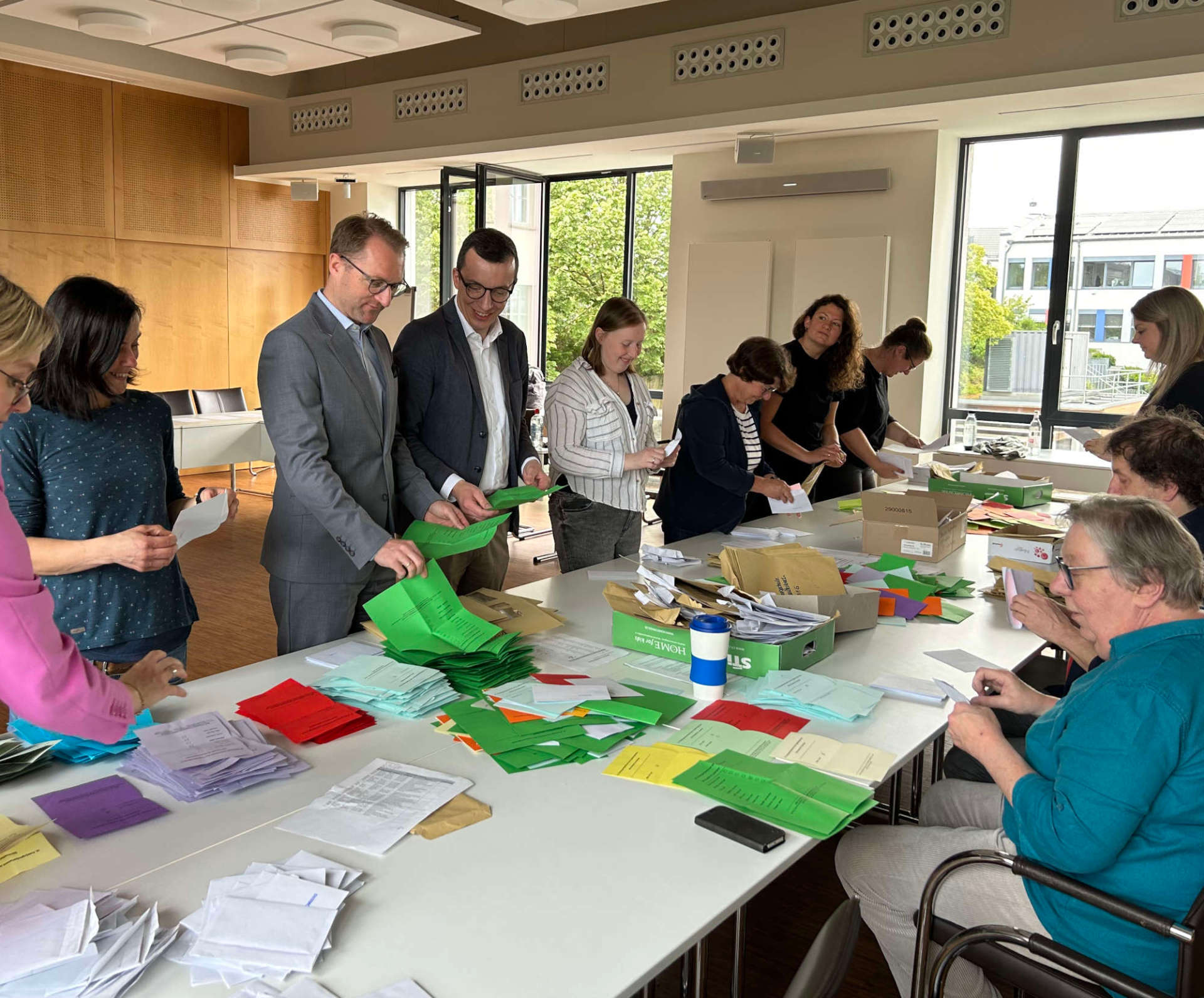 Landrat Dr. Jens Mischak und Erster Kreisbeigeordneter Patrick Krug (Dritter und Vierter von links) statteten den Mitarbeiterinnen und Mitarbeitern des Jugendamts während der Auszählung der Stimmung für die Wahl des 16. Kreisjugendparlaments einen Besuch ab.