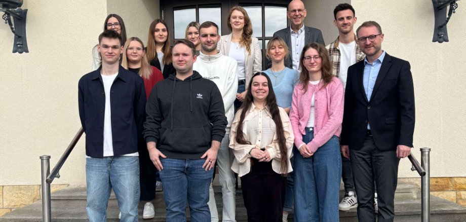Landrat Dr. Jens Mischak (vorne rechts) begrüßt gemeinsam mit Hauptamtsleiter Ulrich Schäfer (hinten rechts) und dem Vogelsberger Team die Auszubildenden aus Oberhavel. 