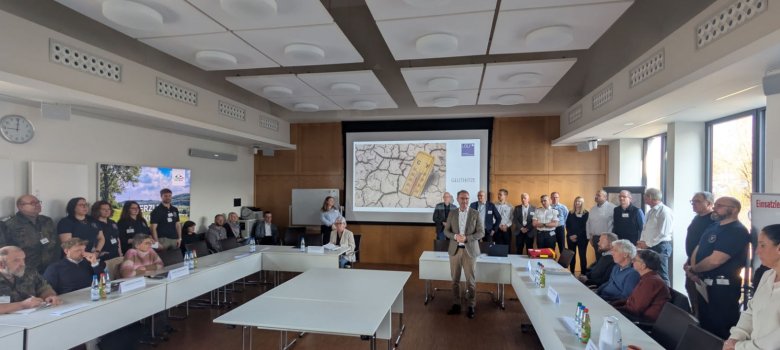 Landrat Dr. Jens Mischak begrüßt die Mitglieder der beiden Stäbe zur gemeinsamen Übung.