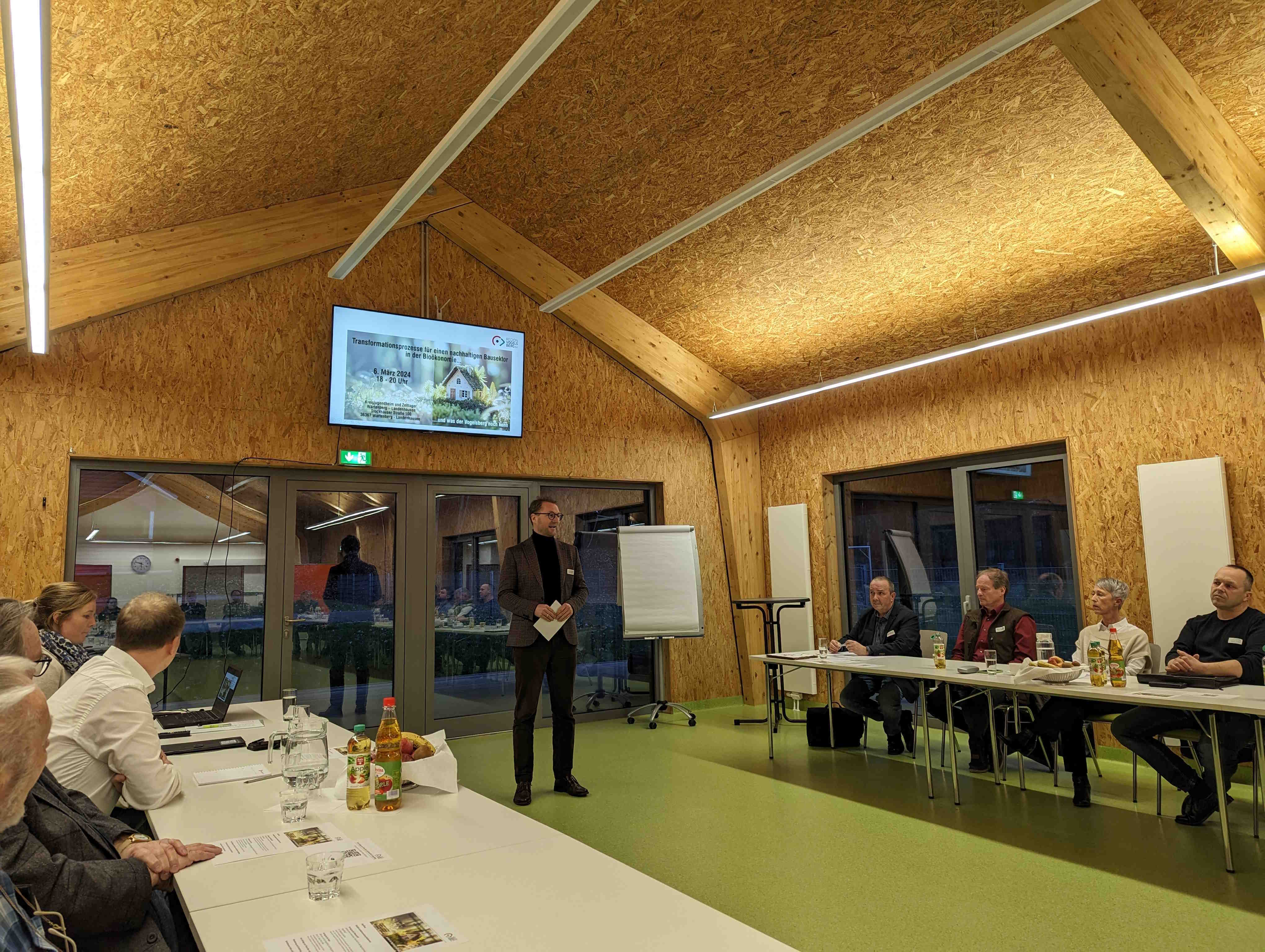Dr. Jens Mischak, Erster Kreisbeigeordneter und Vorsitzender des Vereins Region Vogelsberg, begrüßt zahlreiche Gäste aus Theorie und Praxis im Kreisjugendheim Landenhausen.