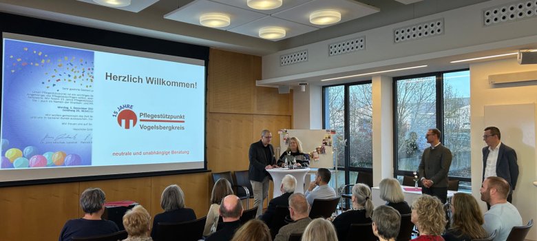 Angela Opitz (vorne rechts), Gruppenleitung Pflegestützpunkte bei der AOK, und Bastian Heck, Leiter des Sachgebiets Soziale Dienste im ASA, begrüßen die Gäste im Sitzungssaal der Kreisverwaltung in Lauterbach.