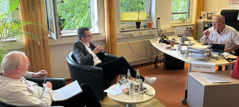 Patrick Krug (Mitte), Erster Kreisbeigeordneter und Sozialdezernent, im Gespräch mit Peter Pfeiffer (rechts), Einrichtungsleiter und fachliche Leitung des Beratungszentrums Vogelsberg, sowie dem kaufmännischen Leiter Frank Gebauer. (Foto: Vogelsbergkreis/C.Lips)