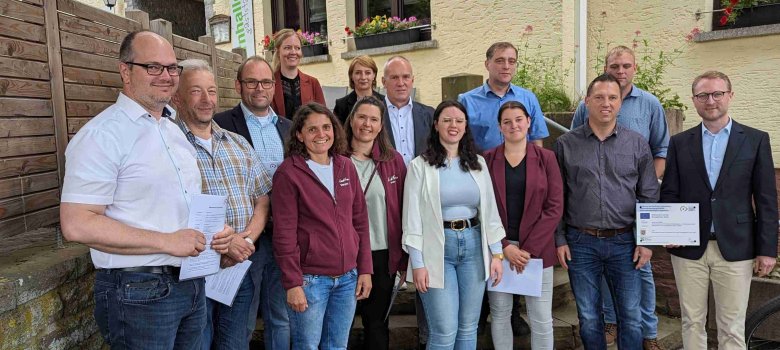Dr. Jens Mischak (rechts), Vorstandsvorsitzender des Vereins Region Vogelsberg, und Edwin Schneider (hintere Reihe, Dritter von links), Vorsitzender des LEADER-Beirats, übergab gemeinsam mit Jennifer Berger und Tatjana Heinz (hinten, von links), LEADER-Regionalmanagement, die Zuwendungsverträge an Initiativen und Vereine aus Zell, Heidelbach, Eifa, und Grebenau.