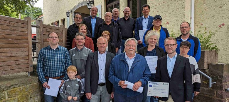 Dr. Jens Mischak (vorne rechts), Vorstandsvorsitzender des Vereins Region Vogelsberg, und Edwin Schneider (Vierter von links), Vorsitzender des LEADER-Beirats, übergab gemeinsam mit Jennifer Berger und Tatjana Heinz (mittlere Reihe von links), LEADER-Regionalmanagement, Zuwendungsverträge an Projekte und Initiativen aus Wallenrod, Altenschlirf, Bobenhausen II, Feldkrücken, Rebgeshain, Lauterbach, Stockhausen und Schlitz.