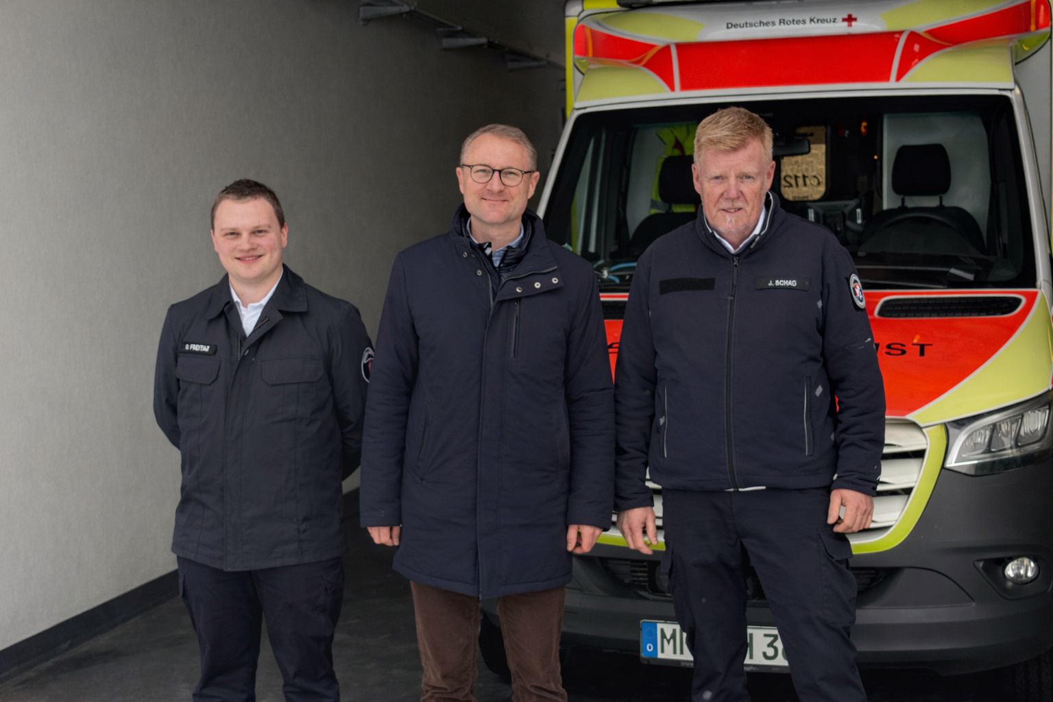 „Die Einsatzzahlen im Bereich Ulrichstein und Schwalmtal sind gestiegen, deshalb werden zwei neue Rettungswachen eingerichtet“, kündigt Landrat Dr. Jens Mischak (Mitte) gemeinsam mit Jürgen Schad (rechts), dem stellvertretenden Leiter des Amtes für Gefahrenabwehr, und Nils Freitag, der als Sachbearbeiter in die Planung involviert war, an.
