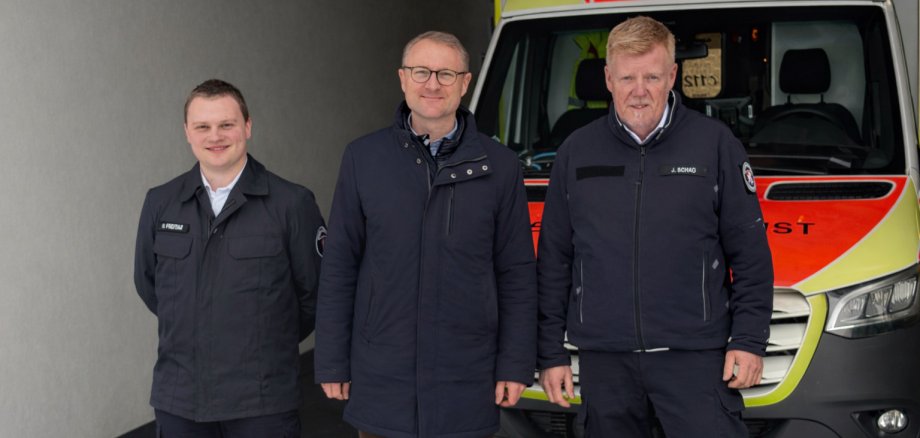 „Die Einsatzzahlen im Bereich Ulrichstein und Schwalmtal sind gestiegen, deshalb werden zwei neue Rettungswachen eingerichtet“, kündigt Landrat Dr. Jens Mischak (Mitte) gemeinsam mit Jürgen Schad (rechts), dem stellvertretenden Leiter des Amtes für Gefahrenabwehr, und Nils Freitag, der als Sachbearbeiter in die Planung involviert war, an.