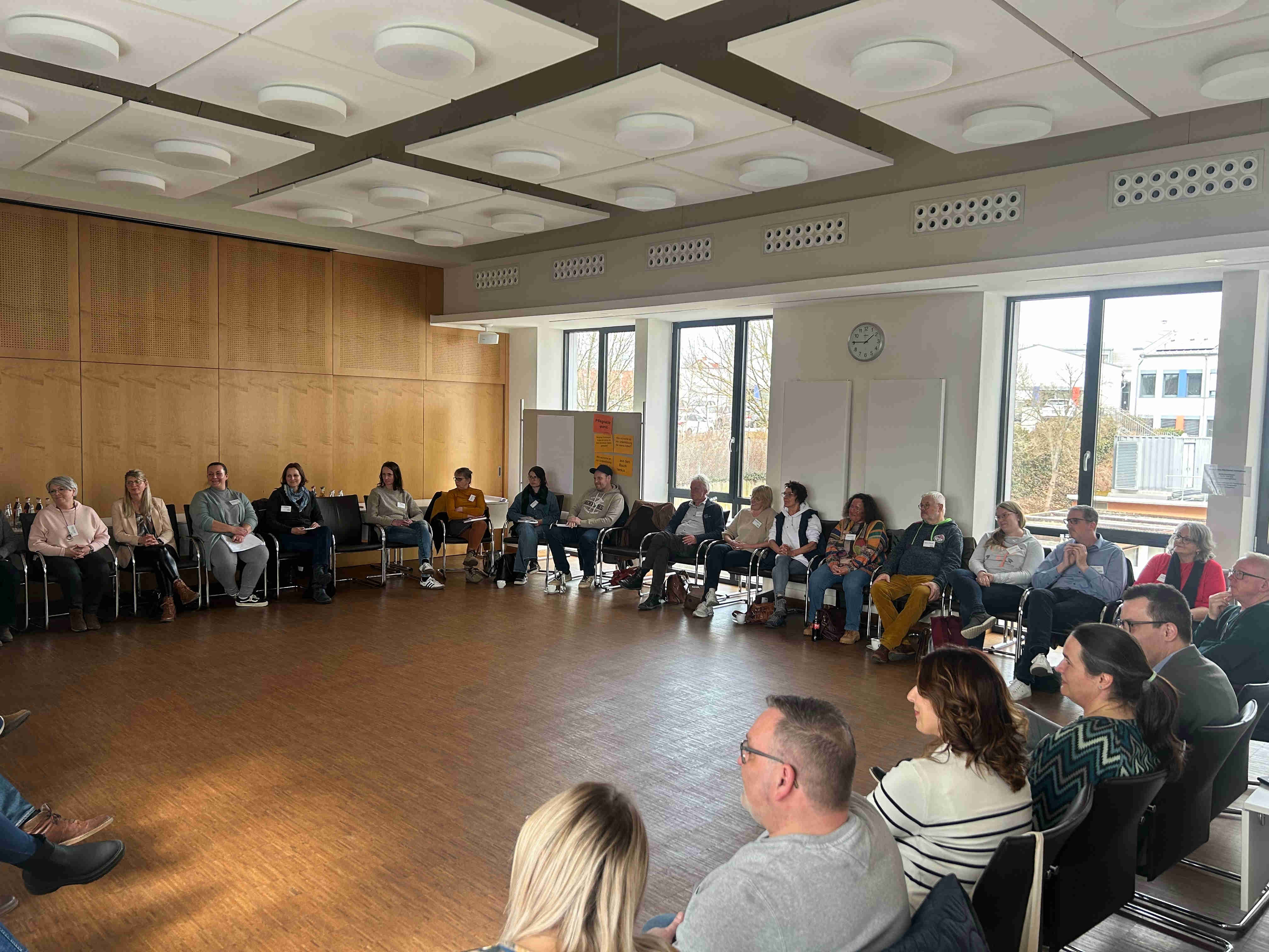 Blick ins Plenum beim Termin im Sitzungssaal der Kreisverwaltung in Lauterbach.