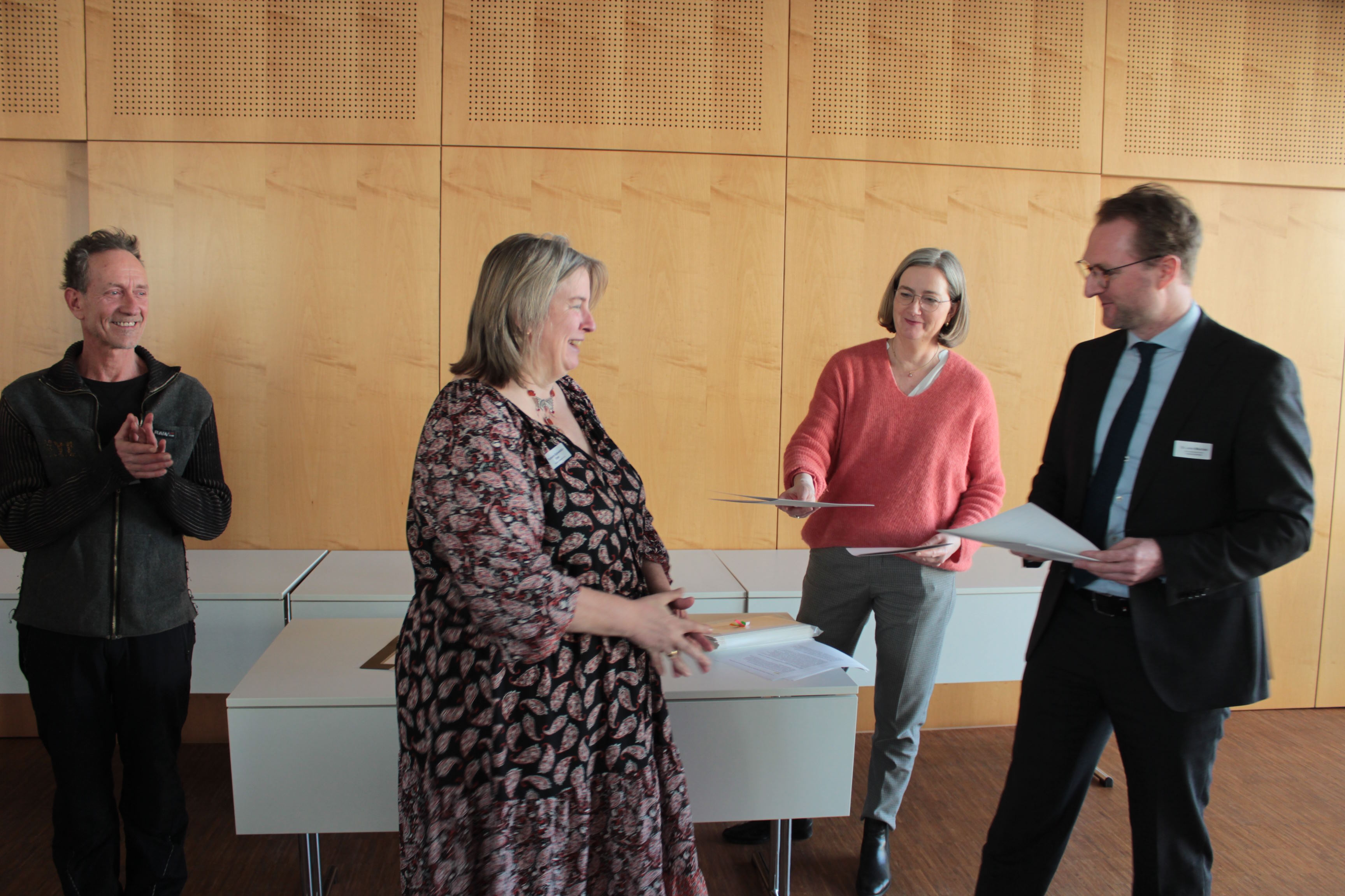 Dr. Jens Mischak und Andrea Ortstadt überreichen den Kulturschaffenden die Bescheide.