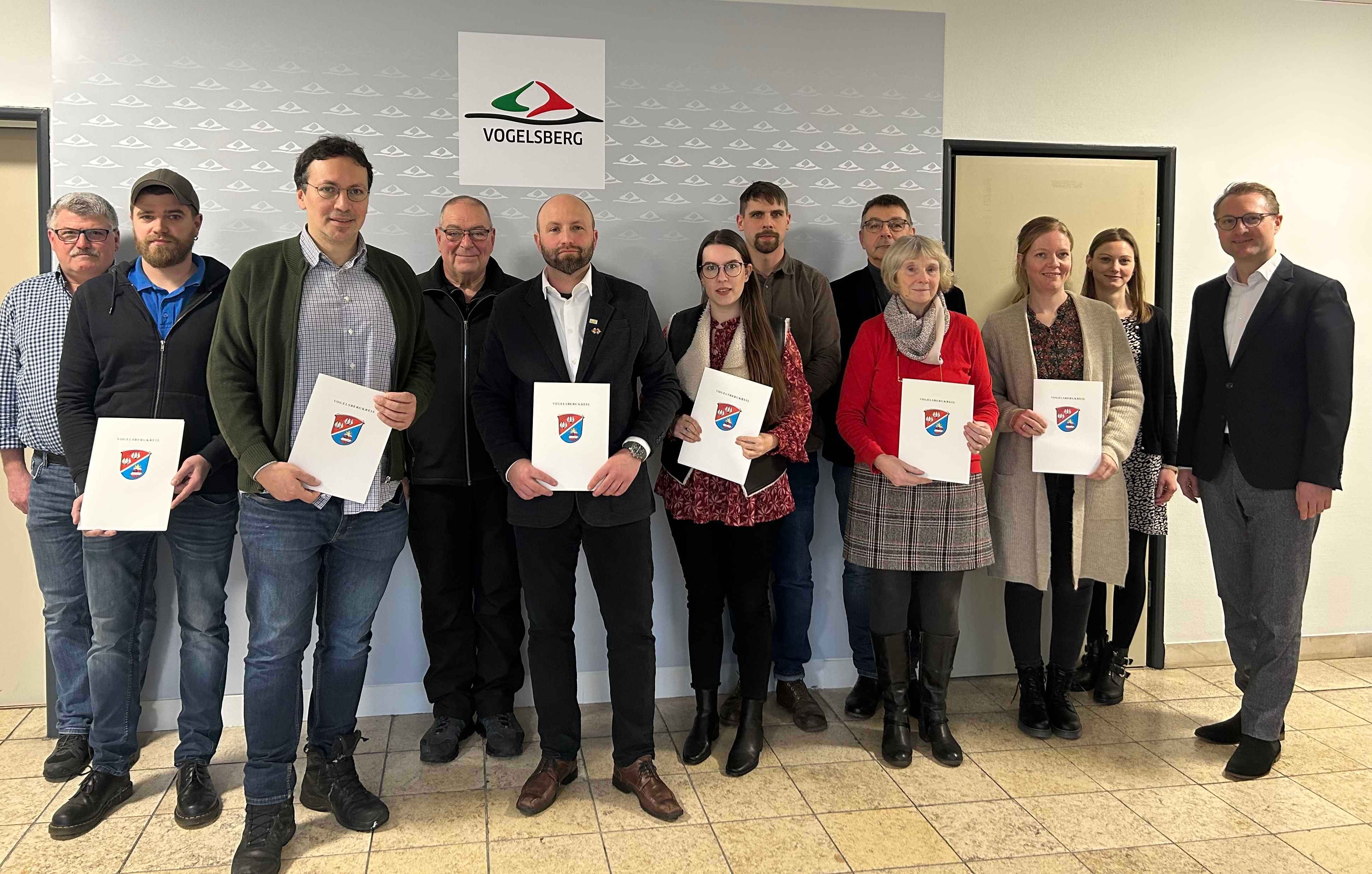 Landrat Dr. Jens Mischak und Jana Brittner, Leiterin des Sachgebiets Dorfentwicklung (rechts), können Leader-Förderbescheide im hohen sechsstelligen Bereich übergeben.