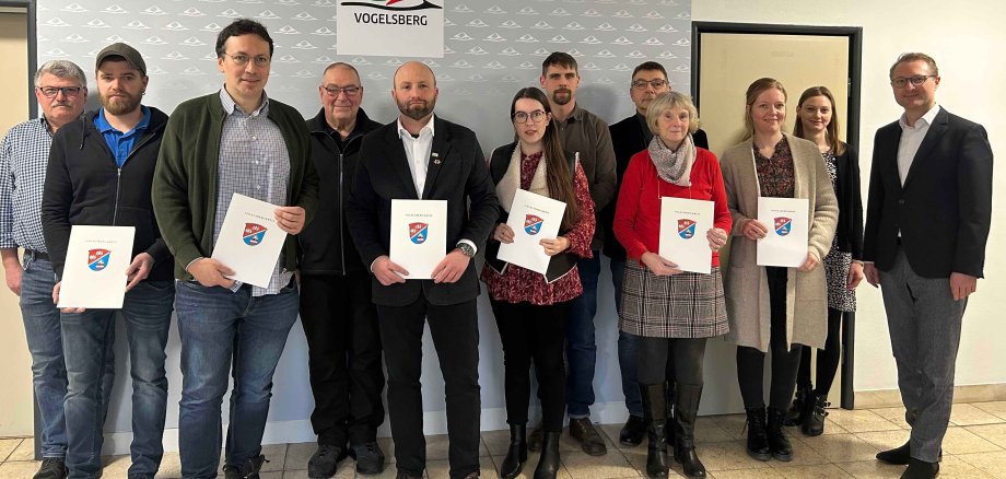 Landrat Dr. Jens Mischak und Jana Brittner, Leiterin des Sachgebiets Dorfentwicklung (rechts), können Leader-Förderbescheide im hohen sechsstelligen Bereich übergeben.