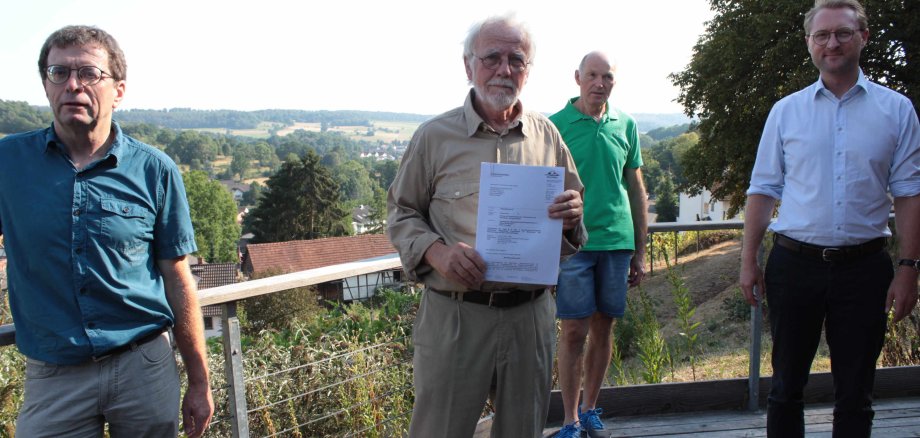 Erster Kreisbeigeordneter Dr. Jens Mischak (rechts) überreicht Vereinsvorsitzendem Georg-Peter Hagedorn (Zweiter von links) im Beisein von Karl-Heinz Schäfer von der Unteren Naturschutzbehörde (links) und Ortsvorsteher Harald Brittner den Bewilligungsbescheid in Höhe von 25.000 Euro.