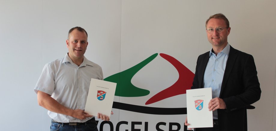 Erster Kreisbeigeordneter Dr. Jens Mischak übergibt Grebenaus Erstem Stadtrat Martin Heddrich gleich zwei Bewilligungsbescheide. 